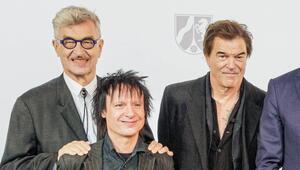 Regisseur Wim Wenders mit Campino (r.) und Ritchie (Vom) von den Toten Hosen bei einer ...