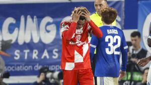 Kaishu Sano rauft sich die Haare.