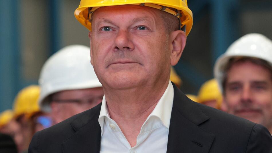 Bundeskanzler Scholz besucht Meyer Werft