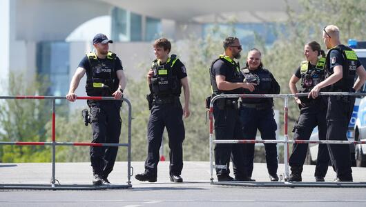 Einsatzkräfte der Polizei sichern die Umgebung des Kanzleramts