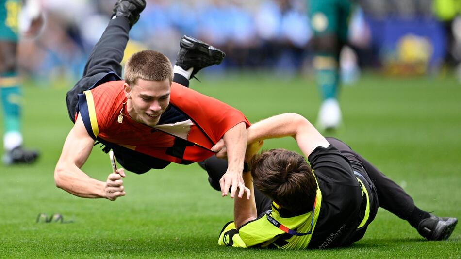 Gleich mehrfacher Flitzer-Alarm bei Belgien gegen Senegal
