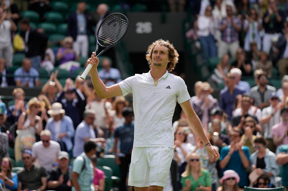 Alexander Zverev grüßt in Wimbledon nach seinem Sieg ins Publikum
