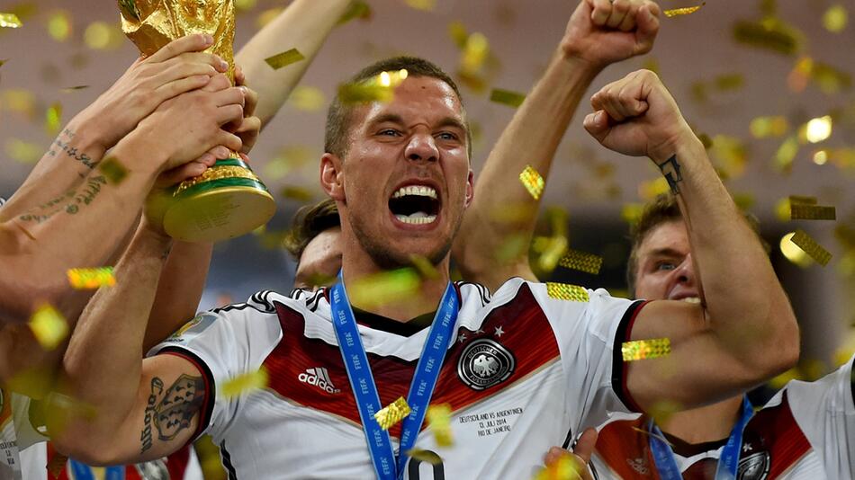2014 in Brasilien feiert Lukas Podolski mit der Nationalmannschaft den Weltmeister-Titel
