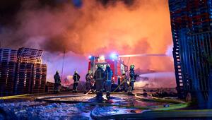 Großbrand auf Firmengelände in Berlin-Marzahn