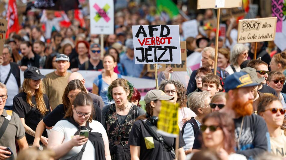 Zehntausende demonstrieren bundesweit gegen Rechtsextremismus