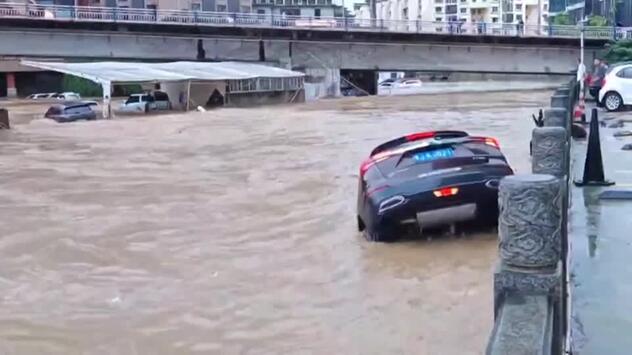 Nach Starkregen in Südwestchina: Hochwasser reißt Auto mit sich 