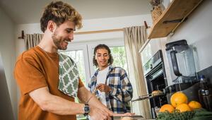 Junge Männer beim Kochen