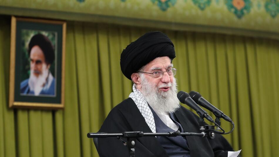 Ajatollah Ali Chamenei, Oberster Führer des Iran