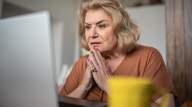 Erschrockene Frau am Laptop