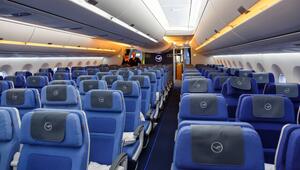 Die Sitzreihen in einem Flugzeug der Lufthansa sind leer.