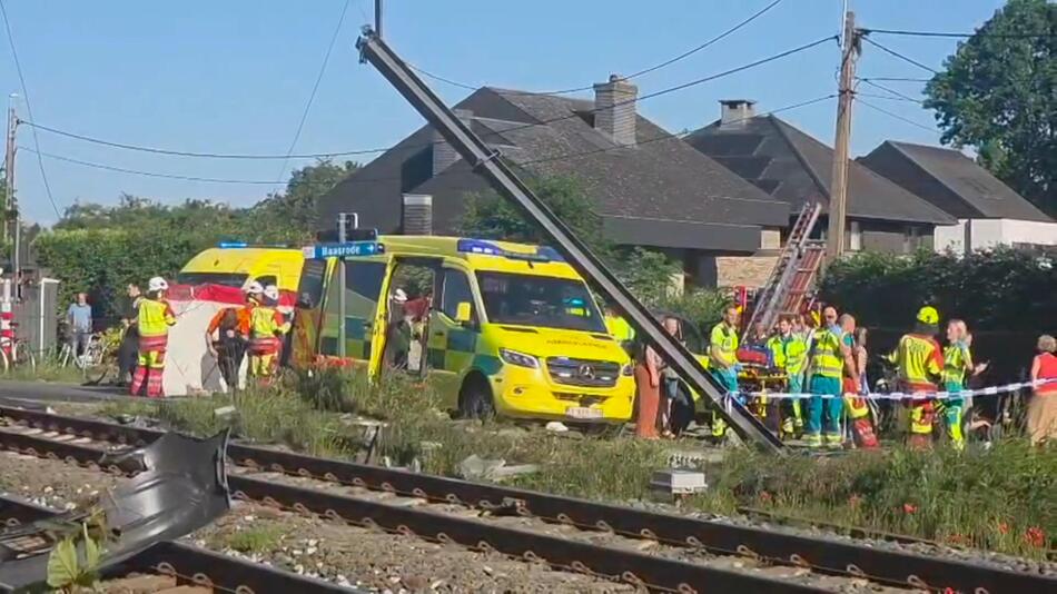 Schulbus von Zug erfasst – mehrere Tote