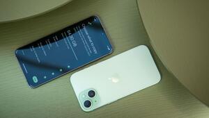Ein Android und ein iPhone liegen auf einem Tisch