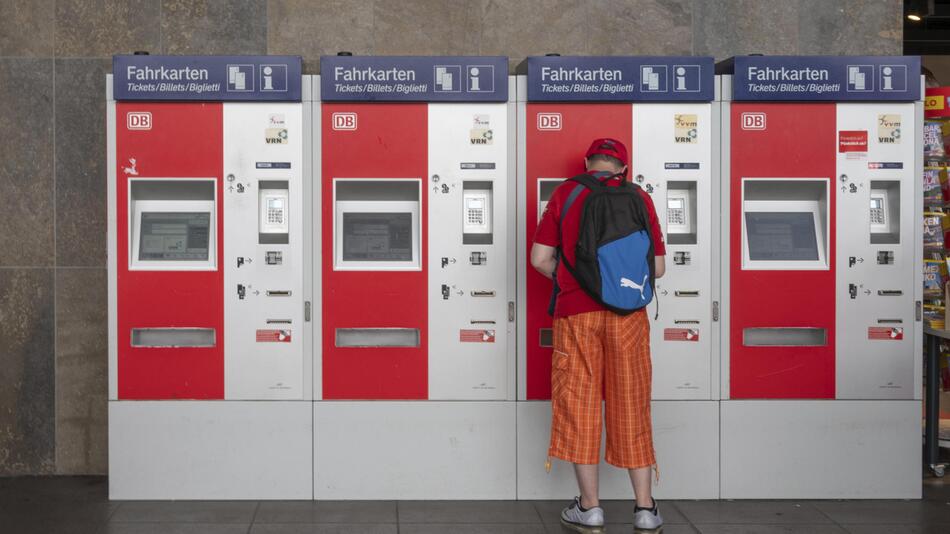 Mann am Fahrkartenautomat