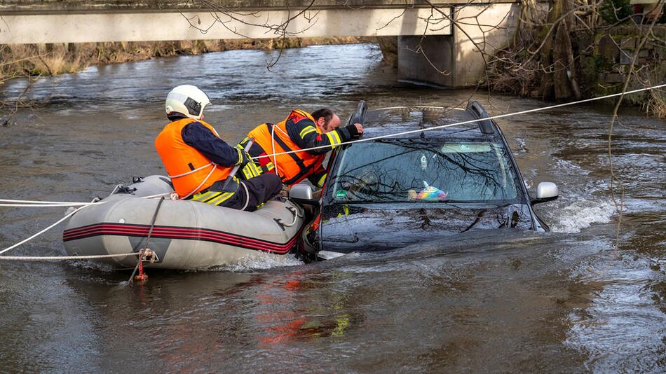 Autofahrer fährt in Fluss - Hochwasser überrascht ihn