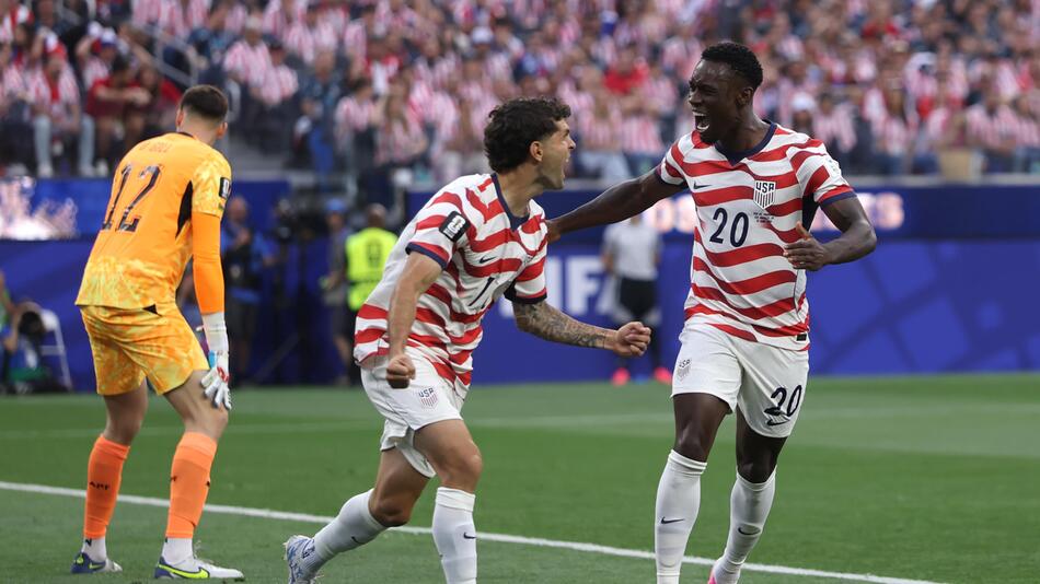 Eigentor! Die USA gehen in ihrem ersten Spiel in Führung