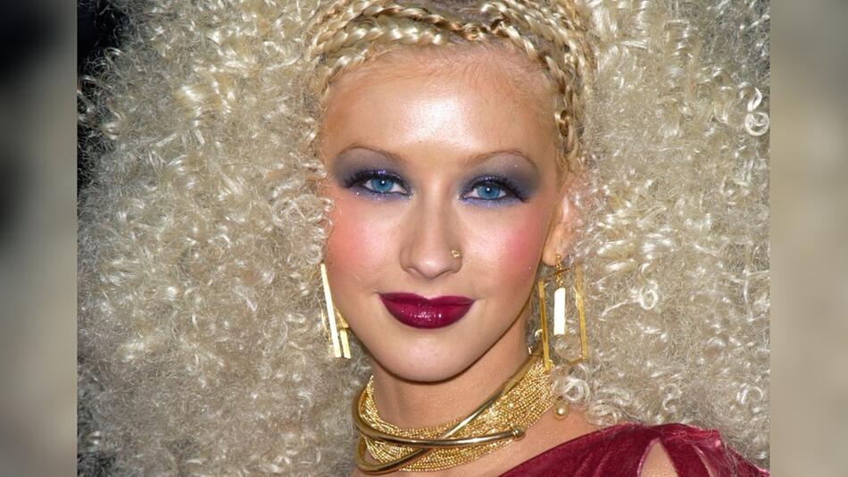 Christina Aguilera machten blauen Lidschatten in den Nuller Jahren zum Beauty-Phänomen.