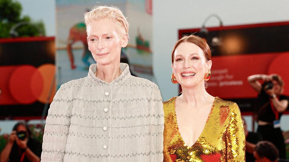 Tilda Swinton und Julianne Moore trotzten am Montagabend dem Nieselregen in der italienischen ...