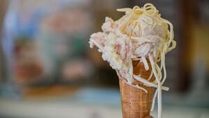 Eismacher produziert Spaghettieis aus echten Spaghetti