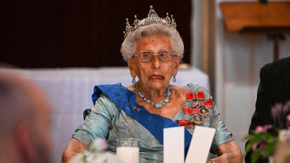 Bewegende Aufnahme von Prinzessin Astrid am Sarg ihres Bruders