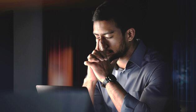 Mann, der vor Computer sitzt. 