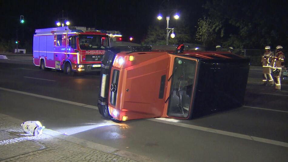 SUV kippt nahe Brandenburger Tor auf Straße des 17. Juni um