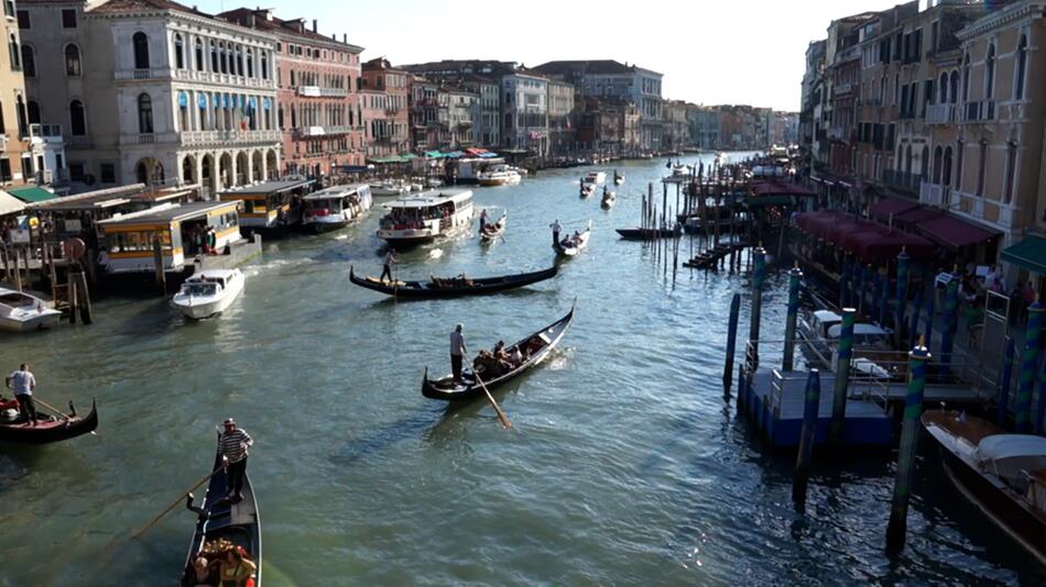 Touristen schippern gerne in der Gondel durch Venedig