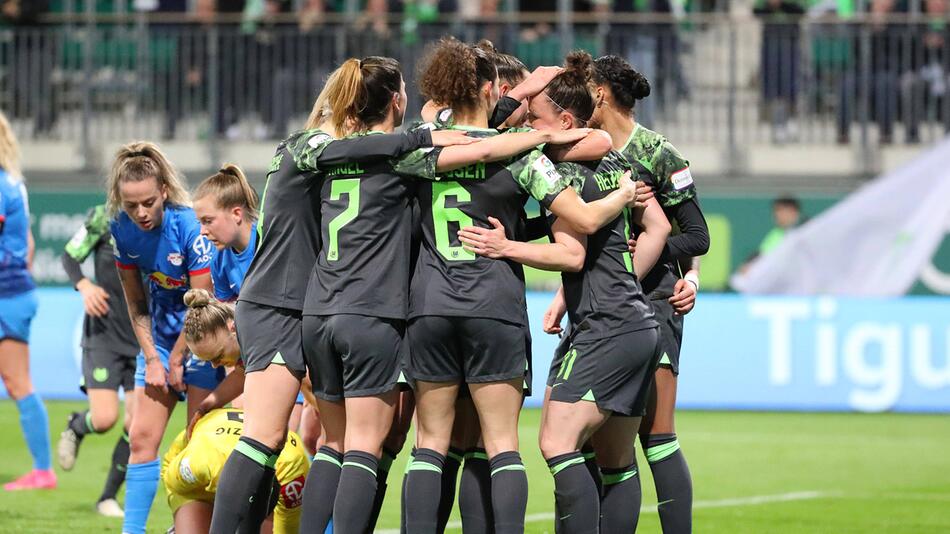 Die Spielerinnen des VfL Wolfsburg bejubeln ihr Tor zum 1:0 gegen Leipzig