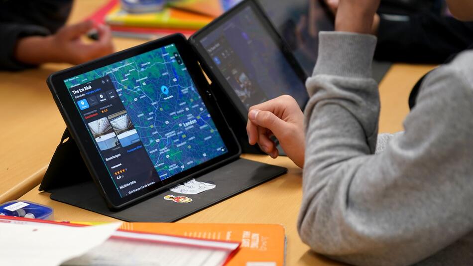 Schüler arbeiten an einem Tablet