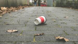 Kaffeebecher Gehweg