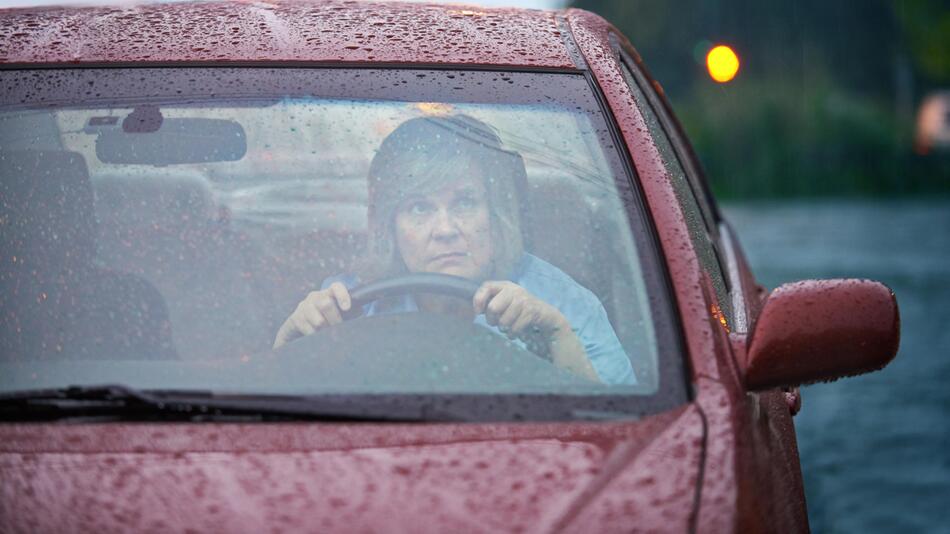 Worauf Verkehrsteilnehmer bei Gewitter achten müssen