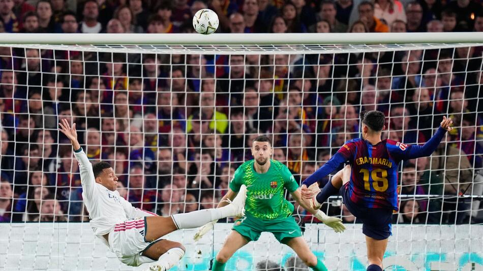 Tor für Real Madrid durch Kylian Mbappé - Barça geht schwach in die Pause
