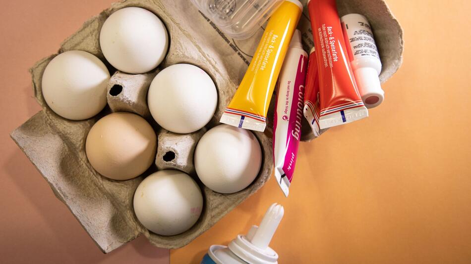 Material, um Eier mit Lebensmittelfarbe zu färben