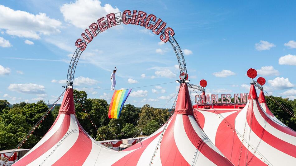Zirkus Charles Knie hisst Regenbogenfahne aus Protest
