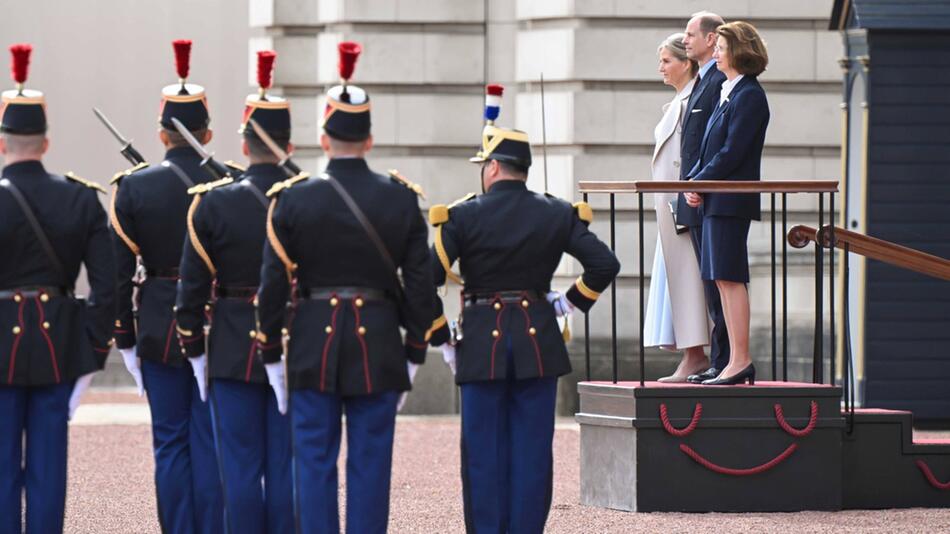 Prinz Edward und Herzogin Sophie (hinten Mitte und hinten links) haben Charles in London vertreten.