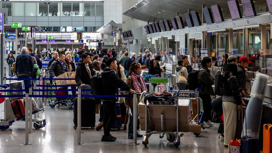 Hier anstellen? Am Flughafen kann es zu längeren Wartezeiten kommen.