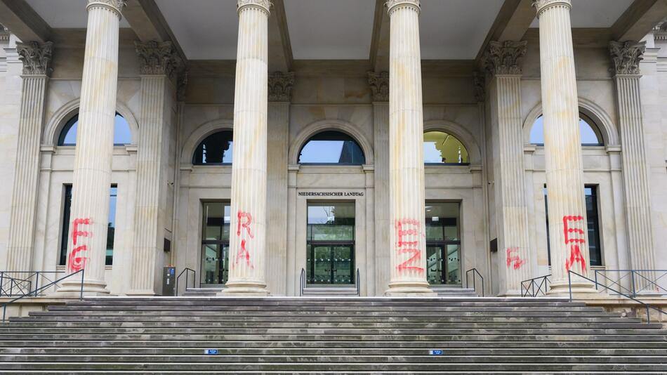 Niedersächsischer Landtag mit Parolen beschmiert