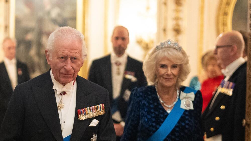 Königin Camilla mit dem Diadem der verstorbenen Queen.