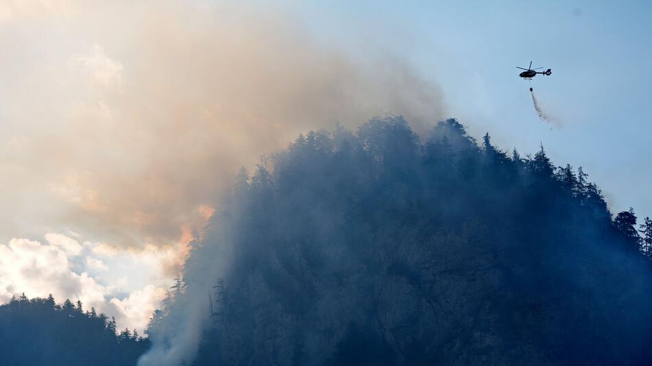 Bergwald in Chiemgauer Alpen brennt – Flammen breiten sich Richtung Tal aus