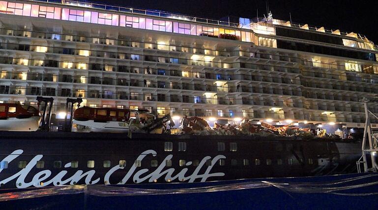 Kreuzfahrtschiff stößt mit Containerschiff zusammen
