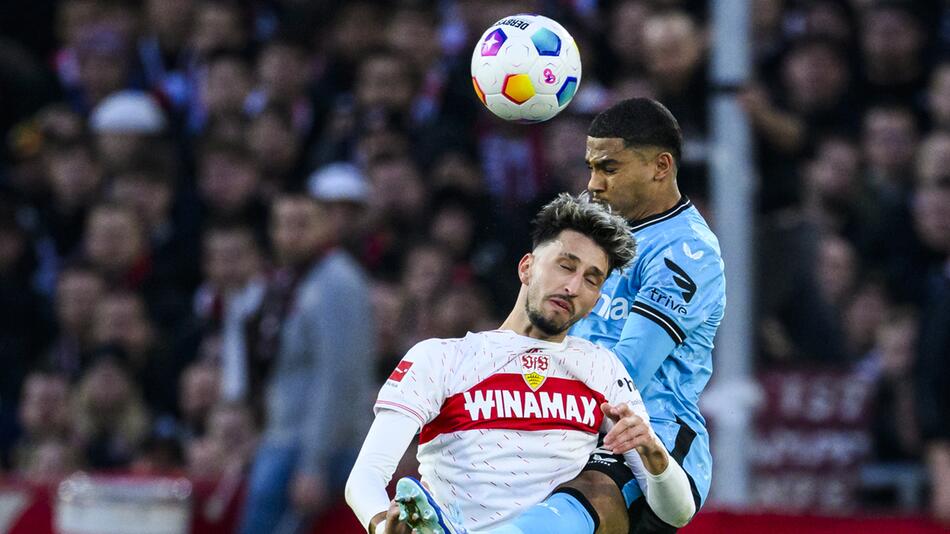 Leverkusens Amine Adli im Kopfballduell mit dem Stuttgarter Atakan Karazor