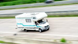 Wohnmobil ist auf der A7 unterwegs