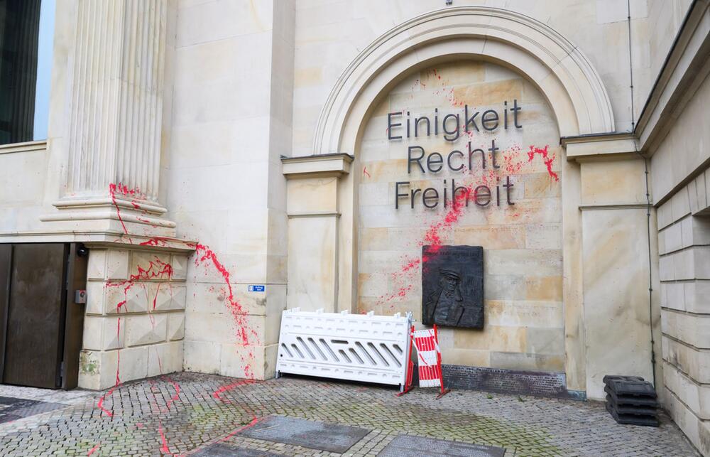 Niedersächsischer Landtag mit Parolen beschmiert