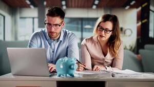 Ein Mann und eine Frau vorm Laptop