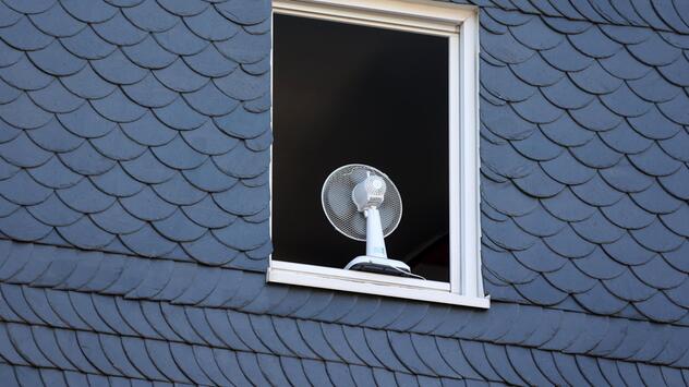 Ventilator steht vor einem offenen Fenster