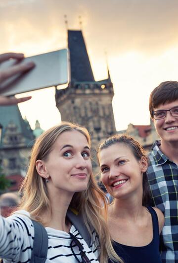 Freunde machen Selfie vor Kirche