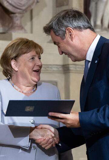 Markus Söder verleiht Angela Merkel den Bayerischen Verdienstorden.