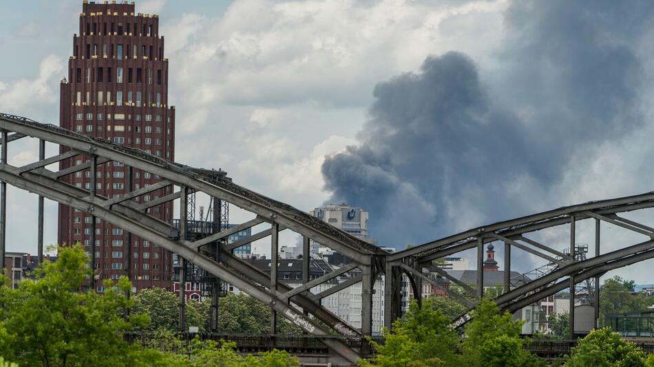 Lagerhalle in Frankfurt steht in Flammen