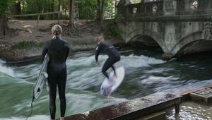 Surfer an der Eisbachwelle in München