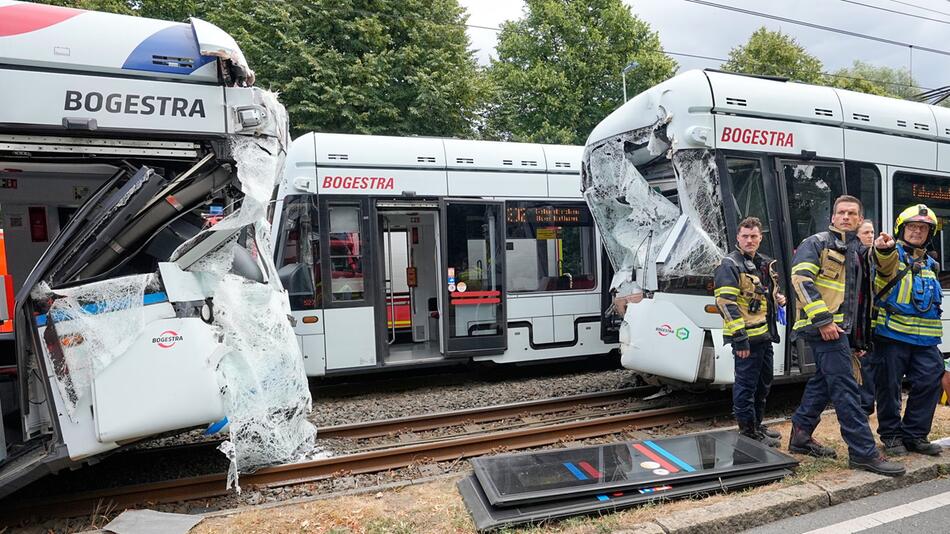 30 Verletzte bei schwerem Straßenbahnunfall