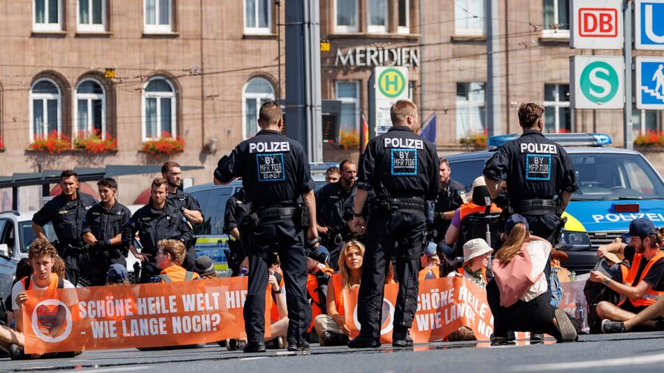 Straßenblockade der "Letzten Generation" in Nürnberg